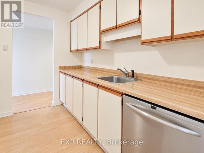 Building Photo - 470 Laurier Ave W