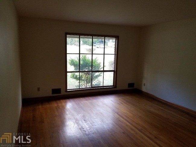 Building Photo - 433 Wavelyn Way