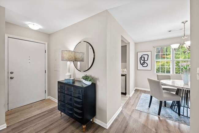 Building Photo - Luxurious 2 Bed 1 Bath Condo With Balcony ...