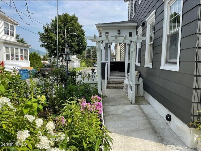 Building Photo - 3 Hayer St