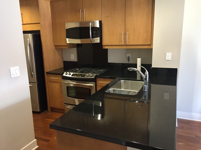 Kitchen - 150 The Promenade N