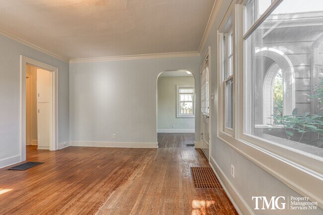 Foto del edificio - Updated 1928 Tutor w/ Original Touches and Large Fully Fenced Back Yard