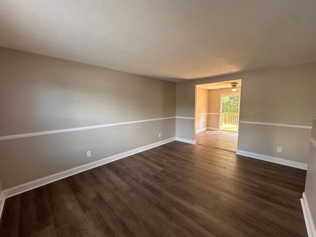 Foto del edificio - Renovated 5BR/2BA Bi-Level Home with Oversized 2 Car Garage For Rent!