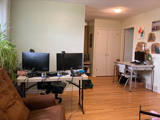 Building Photo - Welcome to this inviting 1 bedroom, 1 bath