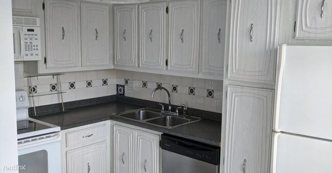 Building Photo - 19 Colonial Club Dr