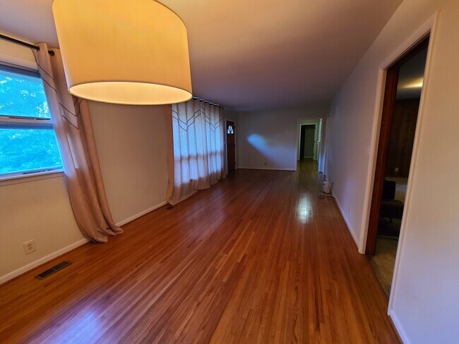 Foto del edificio - 927 Downey Dr