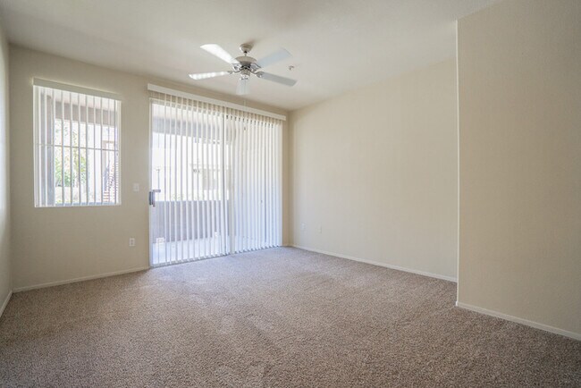 Foto del edificio - 3830 E Lakewood Pkwy W