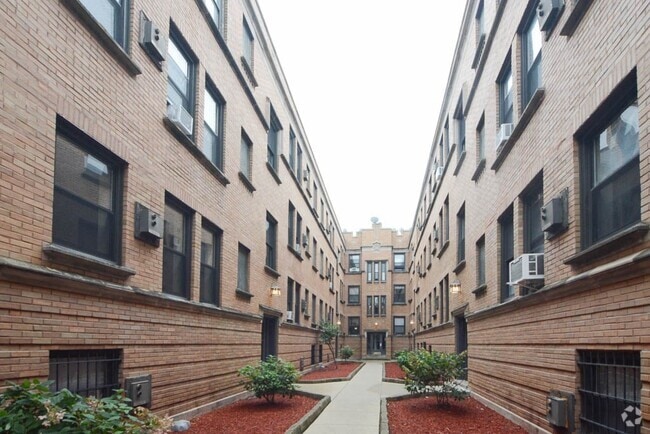 Building Photo - 824 W Cornelia Ave