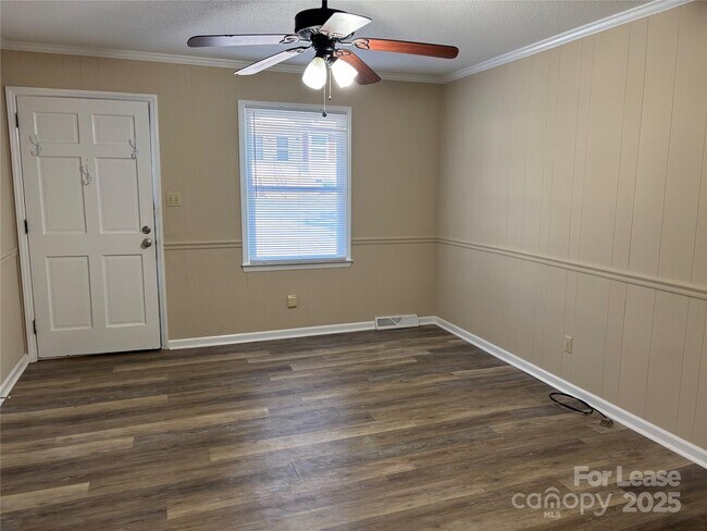 Foto del edificio - 1398 Roundtree Ln
