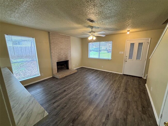 Building Photo - 2101 Granberry Dr