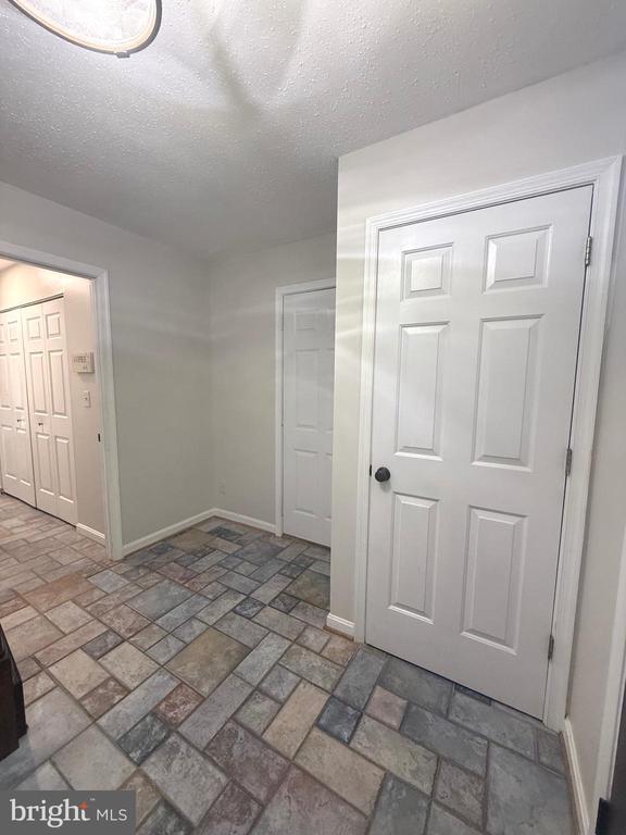 Building Photo - 110 Lakeview Ct