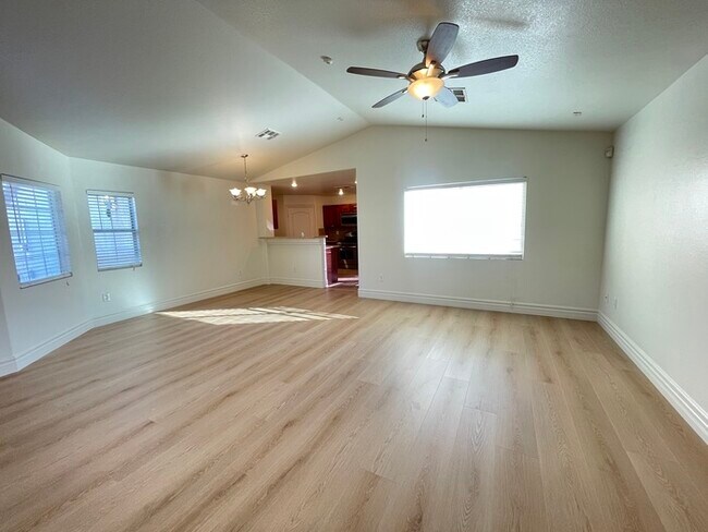 Foto del edificio - Carry Over Showing: This property has been...