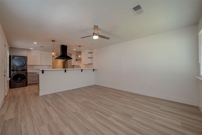 Building Photo - 915 Adele St