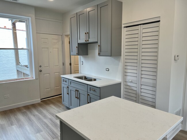 Foto del edificio - 5321 N Damen Ave