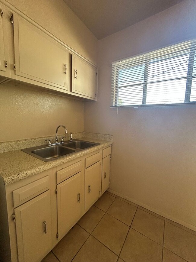 Building Photo - Apartment in Tucson's Historical Neighborhood!