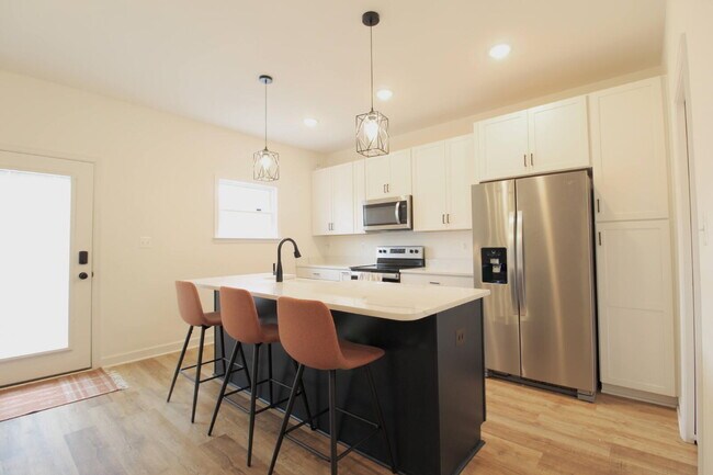 Building Photo - "Impressive 3-Bed Townhouse with Fenced in...