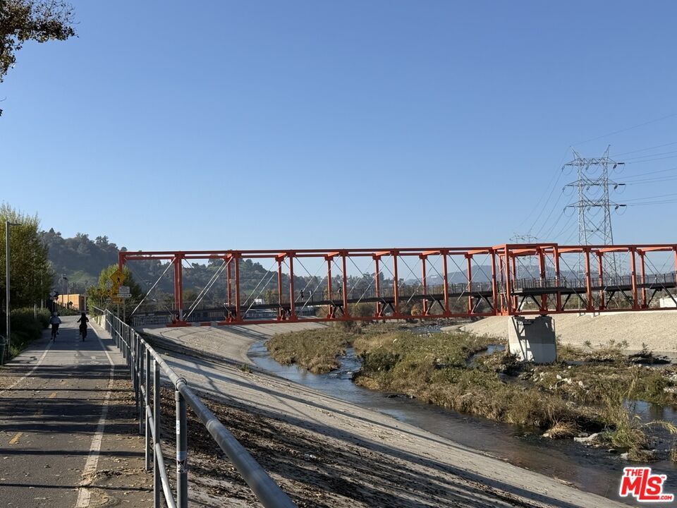 Foto del edificio - 2445 Harwood St