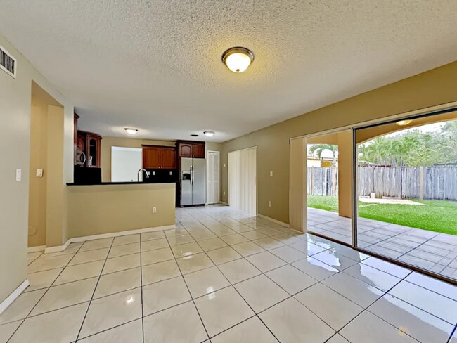 Foto del edificio - 8399 SW 163rd Ct
