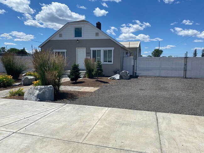 Building Photo - Completely remodeled 2+ bedroom-1 bath house