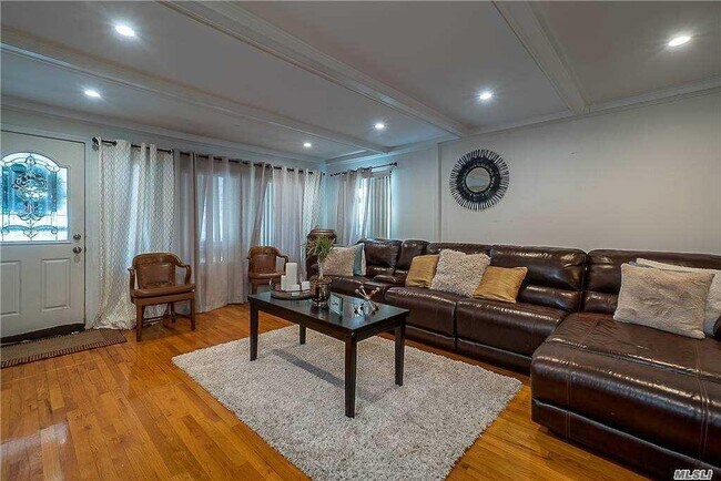 Foto del edificio - 90-42 209th St