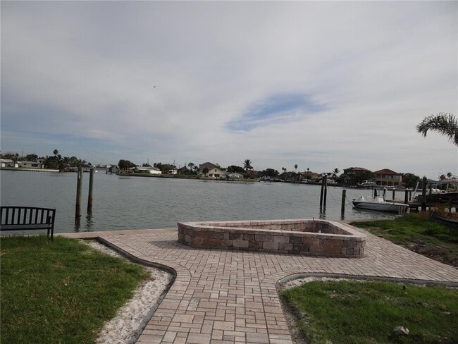 Foto del edificio - 13360 Boca Ciega Ave