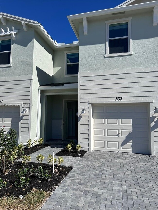 Building Photo - 363 SE Crossoak Ln