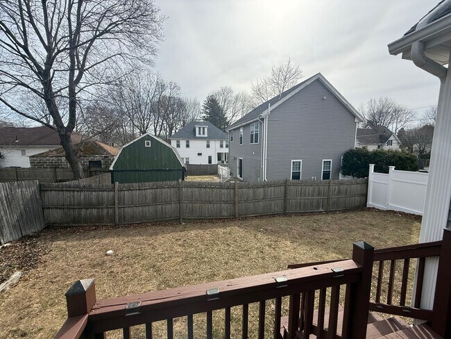 Foto del edificio - 34 Bingham Ave