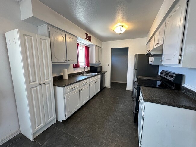 Building Photo - 3 Bedroom 2 Bathroom Duplex available to rent in Farmington