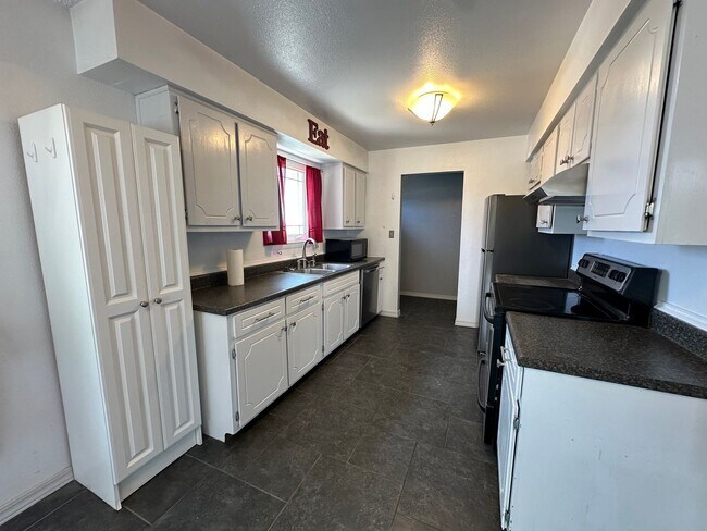 Foto del edificio - 3 Bedroom 2 Bathroom Duplex available to rent in Farmington