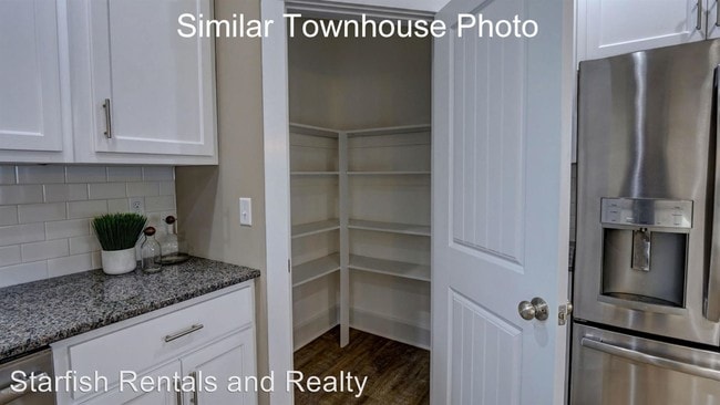 Building Photo - 3 br, 2.5 bath House - 955B Tower Court