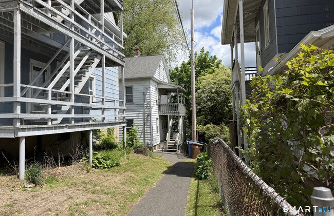 Foto del edificio - 109 1/2 Oak Ave