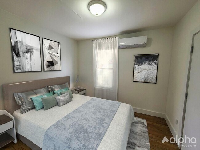 Building Photo - HUGE RENOVTED DUPLEX--- PRIVTE OUTDOOR SAP...