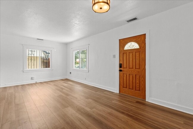 Building Photo - Stylish and Updated North Inglewood House ...