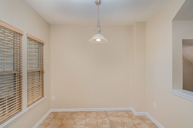 Building Photo - NORTH STAFFORD WELL MAINTAINED TOWNHOME FOR RENT