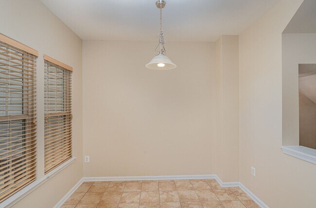 Foto del edificio - NORTH STAFFORD WELL MAINTAINED TOWNHOME FOR RENT