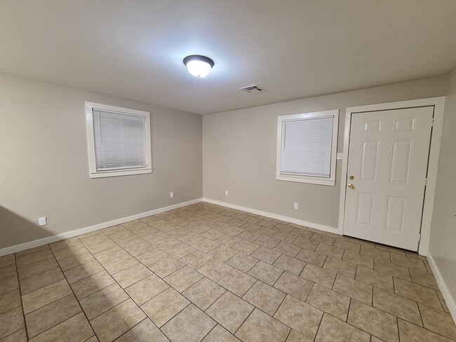 Building Photo - 1910 Ree St