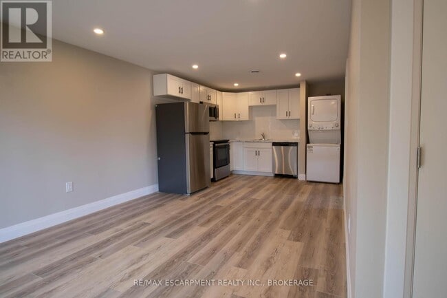 Building Photo - 539 Woodlawn Rd