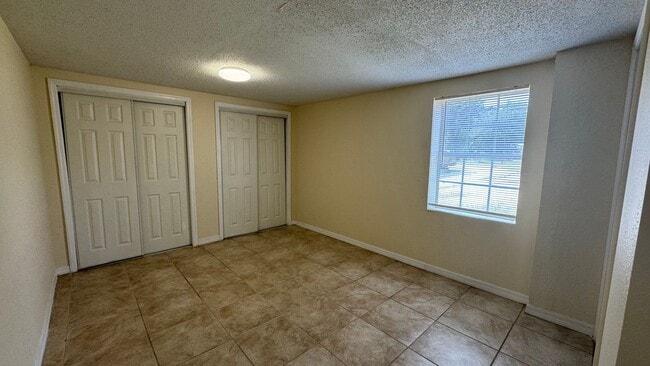 Building Photo - Affordable Ground-Floor Unit with Great Ci...