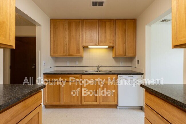 Building Photo - 600 Manhattan Dr