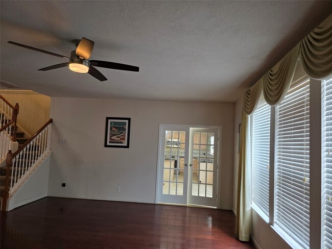 Foto del edificio - 2715 Riverhollow Ln