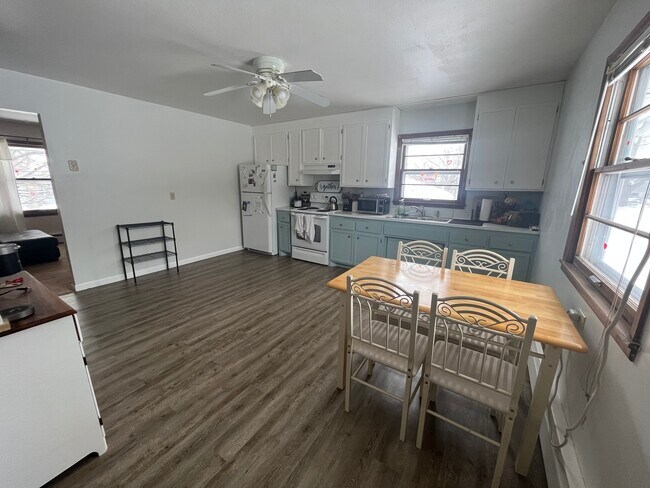 Amplia cocina con despensa (planta superior) - 4995 Tyler St NE
