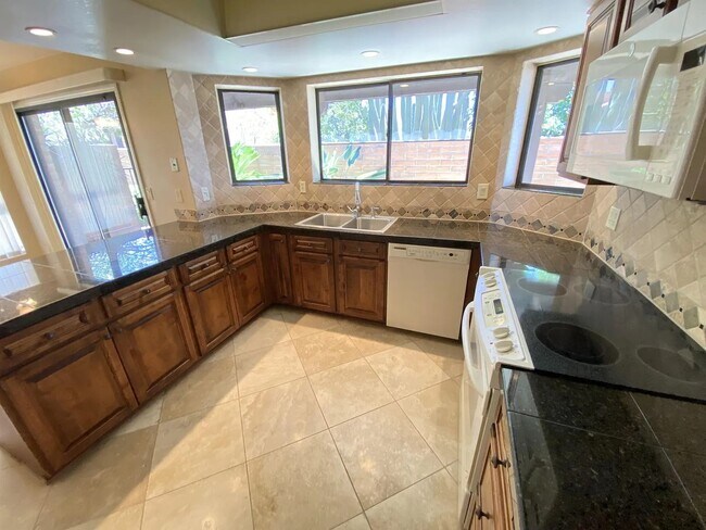Foto del edificio - *COMING SOON* Spacious 2bd/2bath + Den hom...