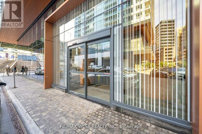 Photo du bâtiment - 17-3917 Bathurst St