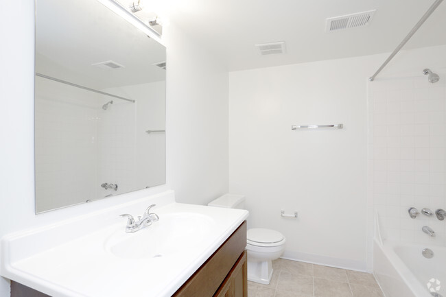 2 Bedroom - Bathroom - Glenbrook Apartments