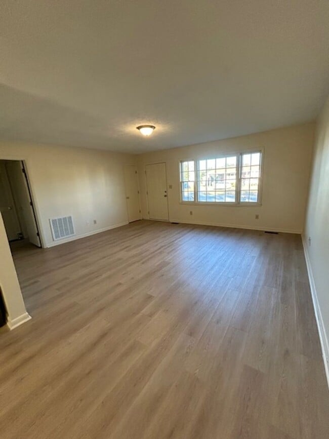 Building Photo - 3601-B Hillcrest Dr