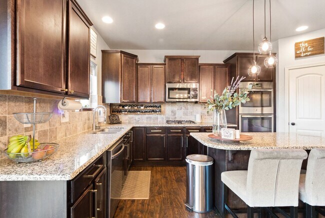 Foto del edificio - Exceptional 2 Story With Finished Basement!