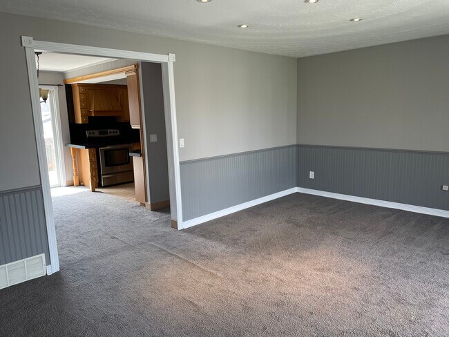 Photo du bâtiment - SPOTLESS 3-BDRM MAIN FLOOR APT FOR RENT IN...
