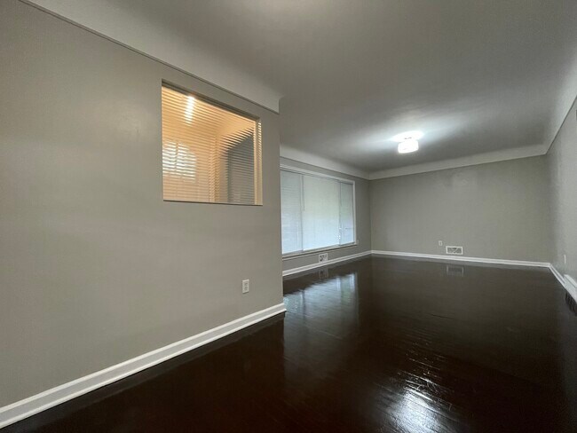 Foto del edificio - 10036 Laurence Ave