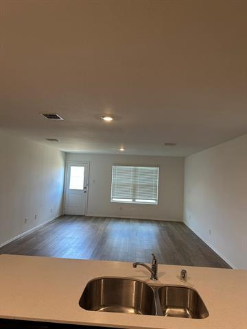 Foto del edificio - 5705 Manarchos Ln