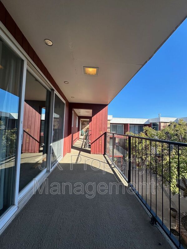 Building Photo - 2300 14th Ave S